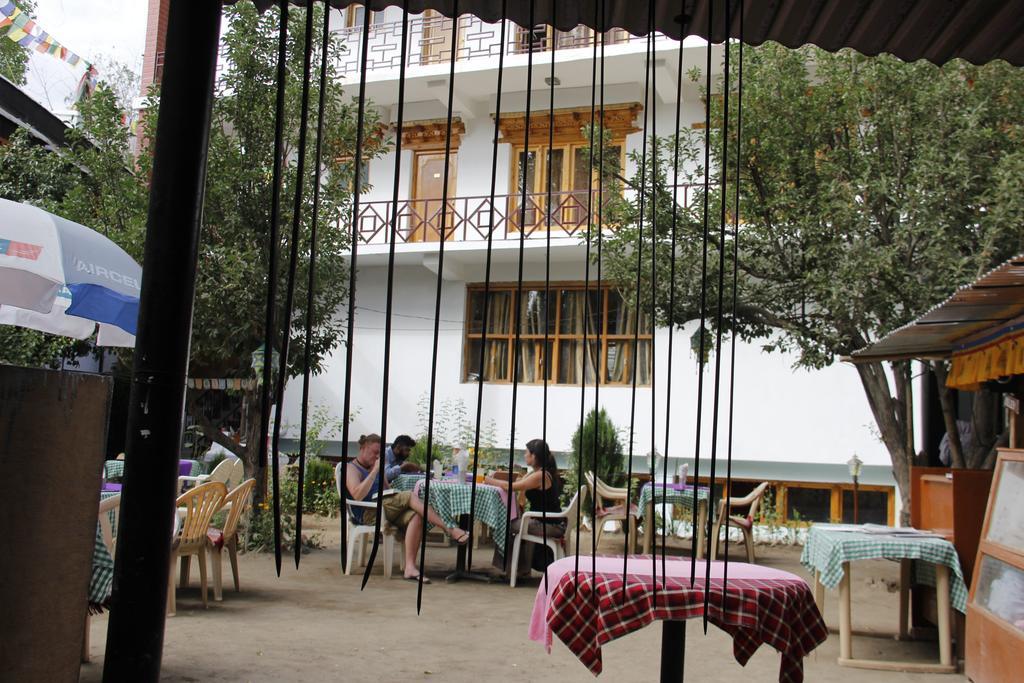 Mentokling Guest House And Garden Restaurant Leh Exterior photo