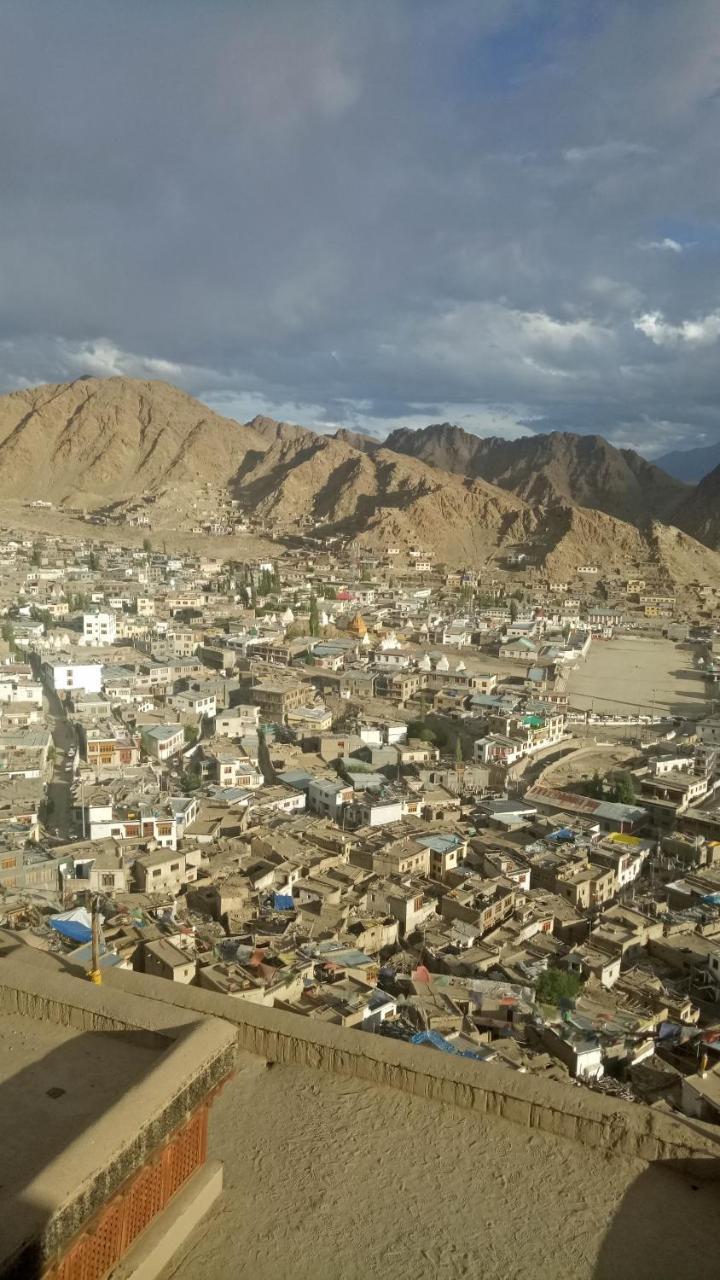 Mentokling Guest House And Garden Restaurant Leh Exterior photo